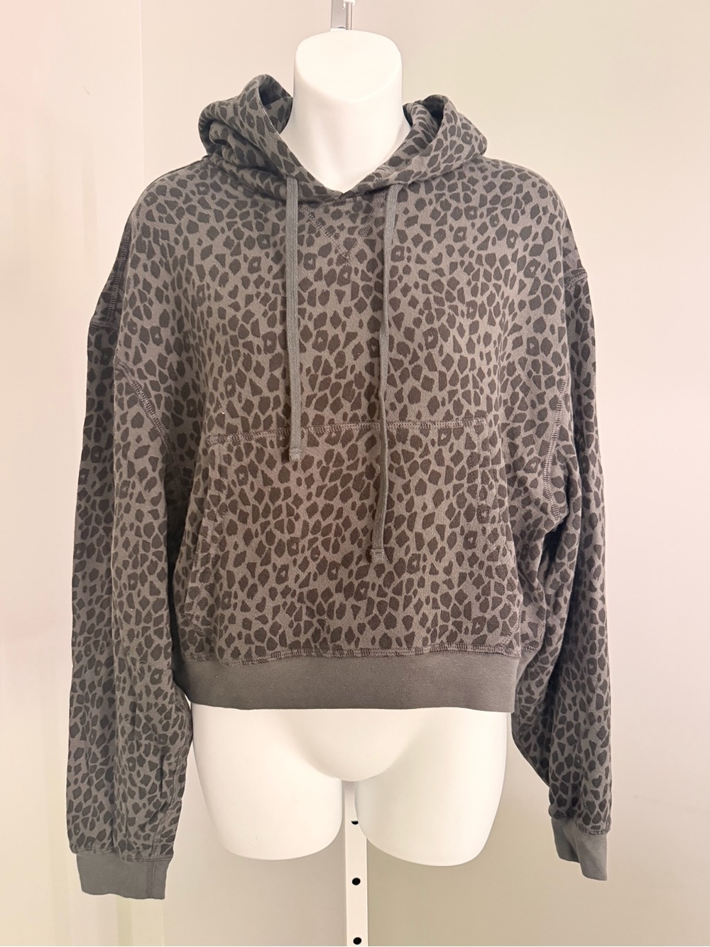 UNSUBSCRIBED Cozy Gray Leopard Print Hoodie Crop Sweatshirt Sz M $140!!